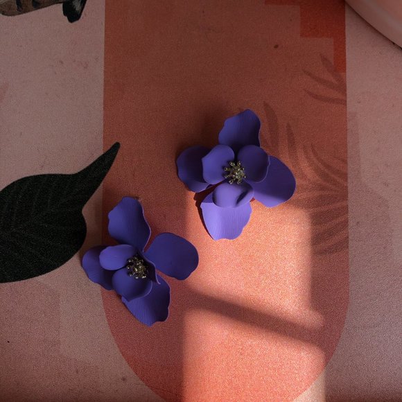 Lavender polymer blossom studs NWT - Picture 1 of 2
